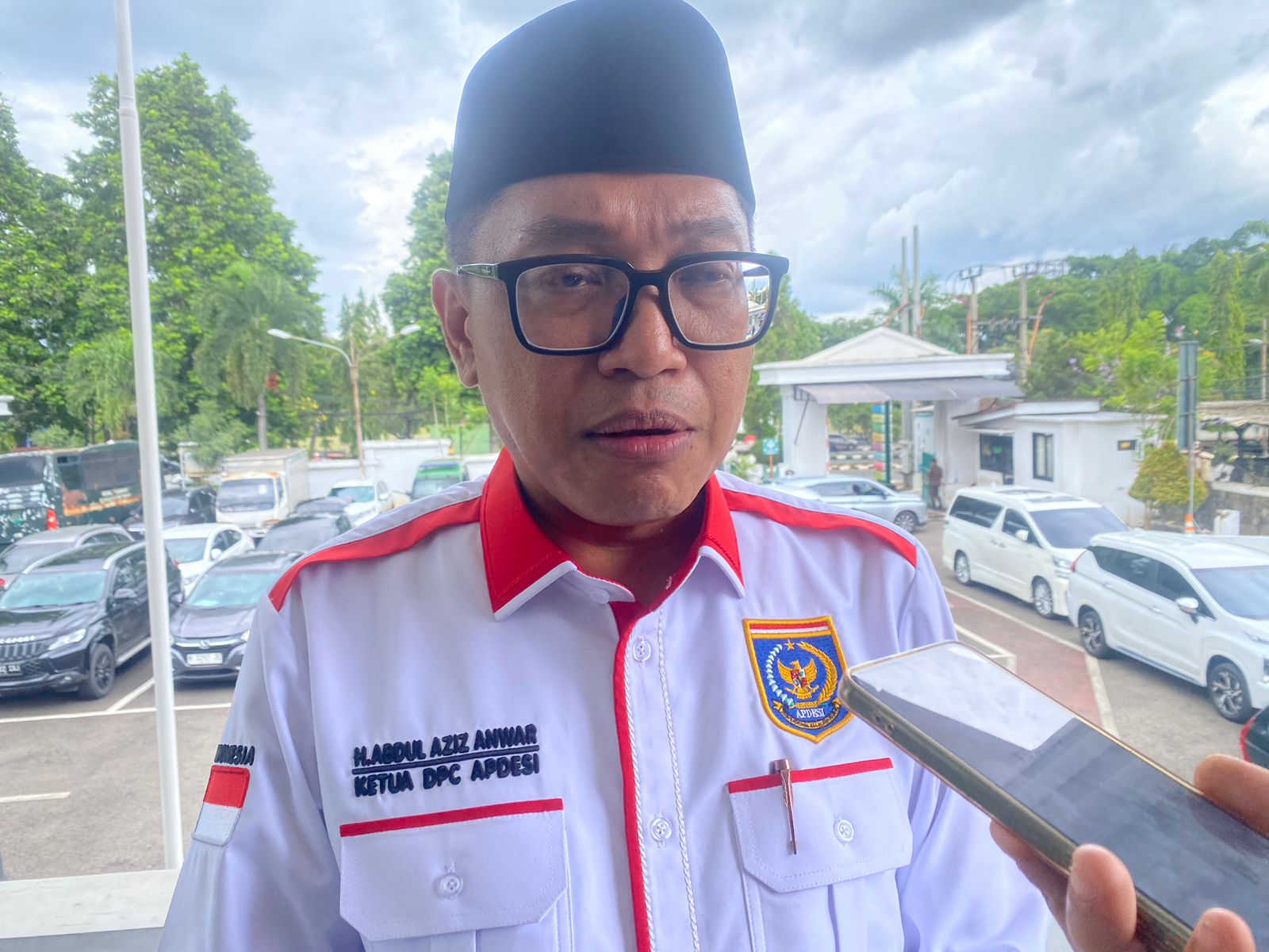 Ketua DPC Apdesi Kabupaten Bogor, Abdul Aziz Anwar saat menyampaikan keterangan.