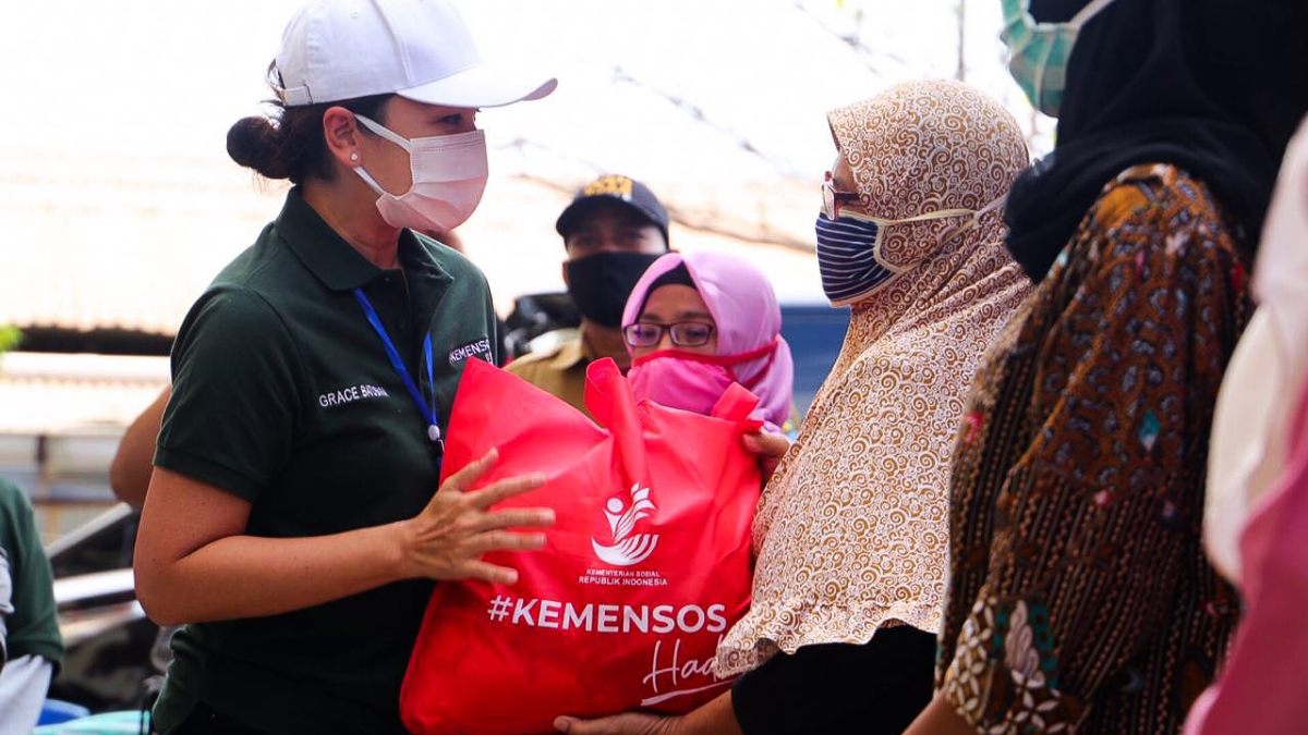 Ilustrasi: Penyaluran bantuan sosial (bansos) kepada para penerima manfaat atau KPM.