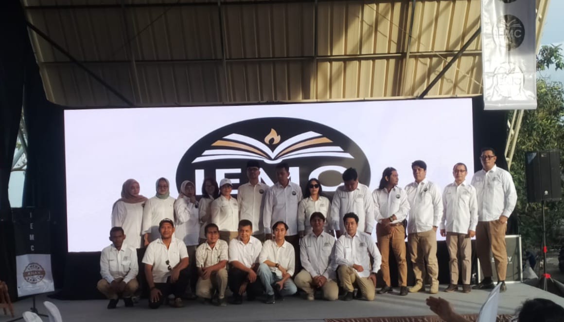 Bro Ron membentuk organisasi Indonesia Education Monitoring Center (IEMC) untuk melakukan pengawasan di dunia pendidikan skala nasional.