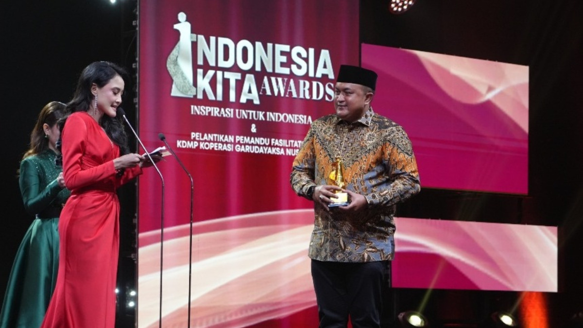 Bupati Bogor Rudy Susmanto menerima penghargaan Outstanding Regional Leader Performance in Infrastructure Acceleration.