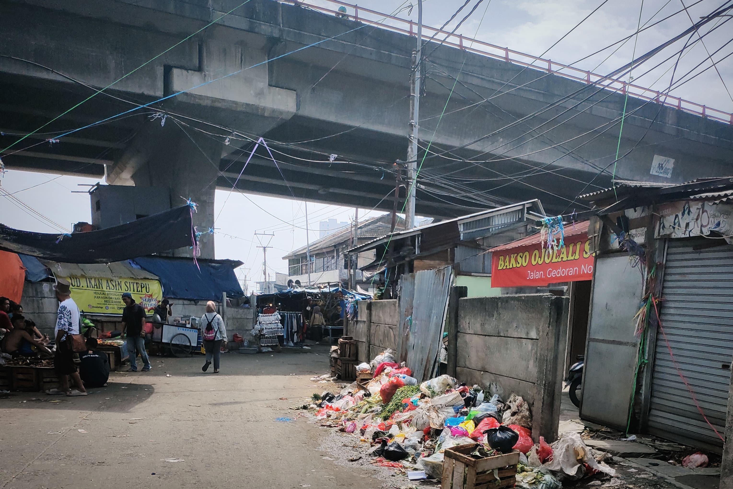Kondisi kolong Flyover Arif Rahman Hakim yang dekat Balaikota Depok, merupakan Kawasan kumuh.