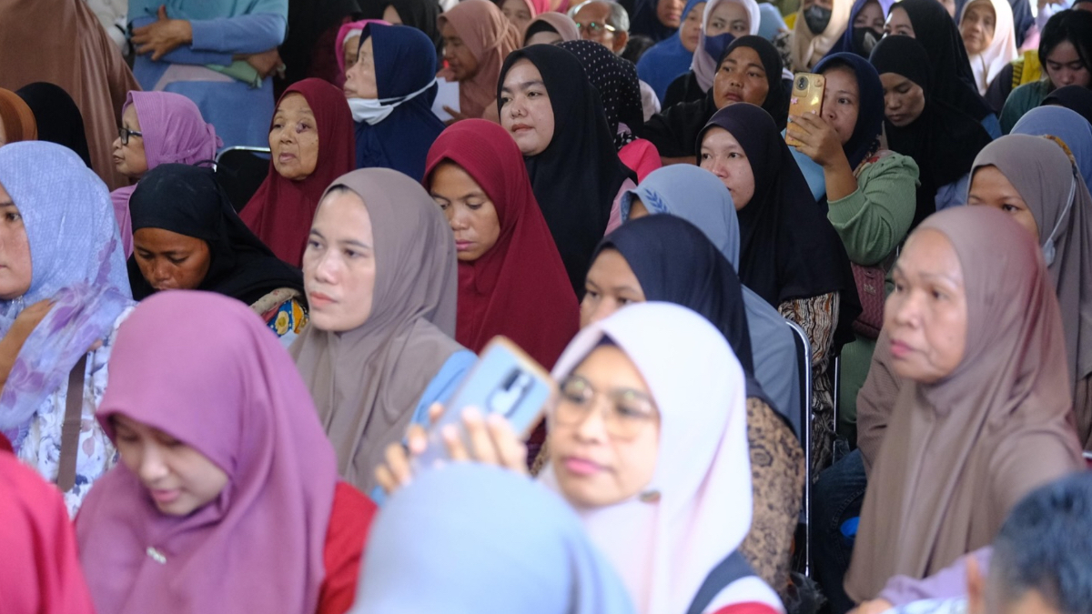 Ilustrasi KPM dalam kegiatan penyaluran bansos