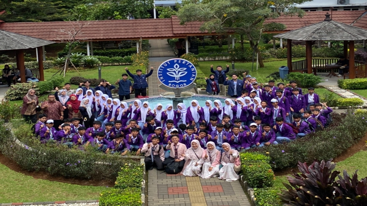 Rombongan SMK Al-Hafidz Leuwiliang saat kunjungan ke Sekolah Vokasi IPB University.