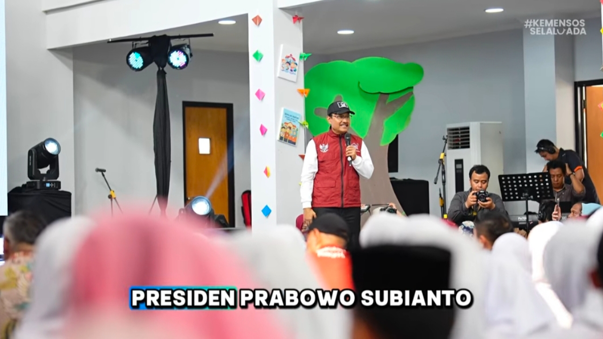 Ilustrasi Mensos memberikan arahan ke penerima bansos