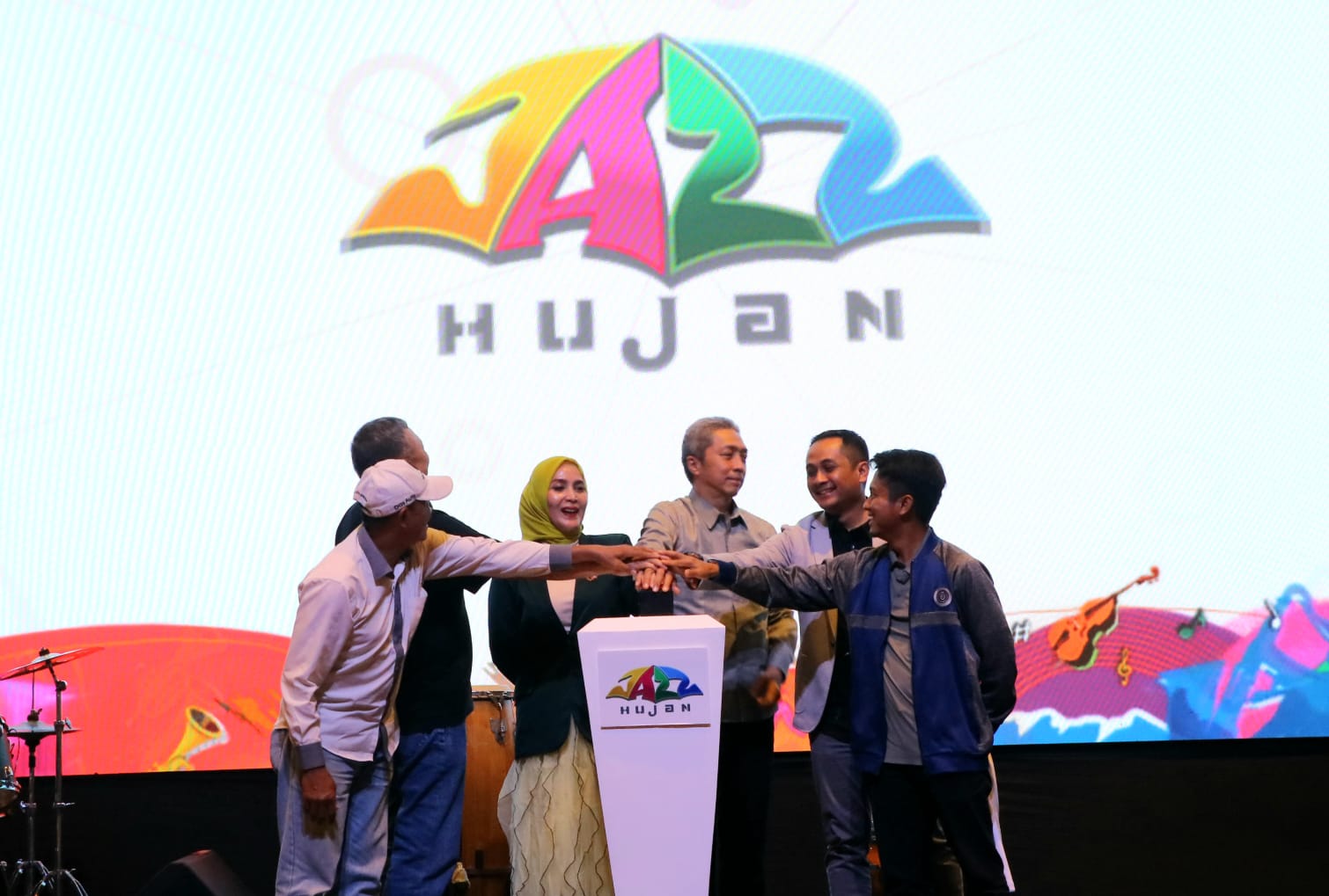Walikota Bogor, Dedie A Rachim membuka festival musik Jazz Hujan, Selasa 11 November 2025.
