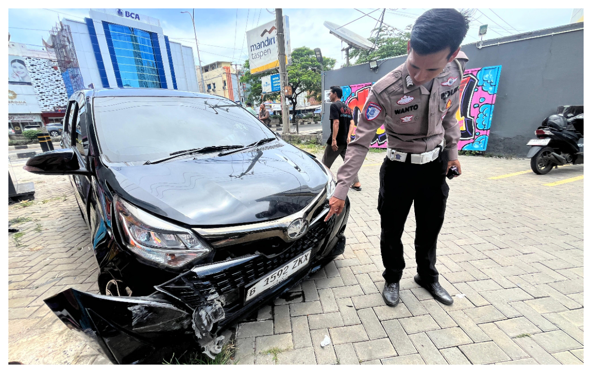 Kondisi mobil yang tersangkut di pembatas Jalan Raya Margonda, Kota Depok.