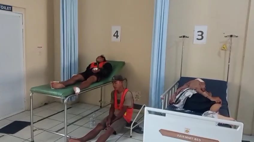 Tiga petugas Diskominfo Kabupaten Bogor yang memasang jaringan internet kesetrum aliran listrik di Jasinga.