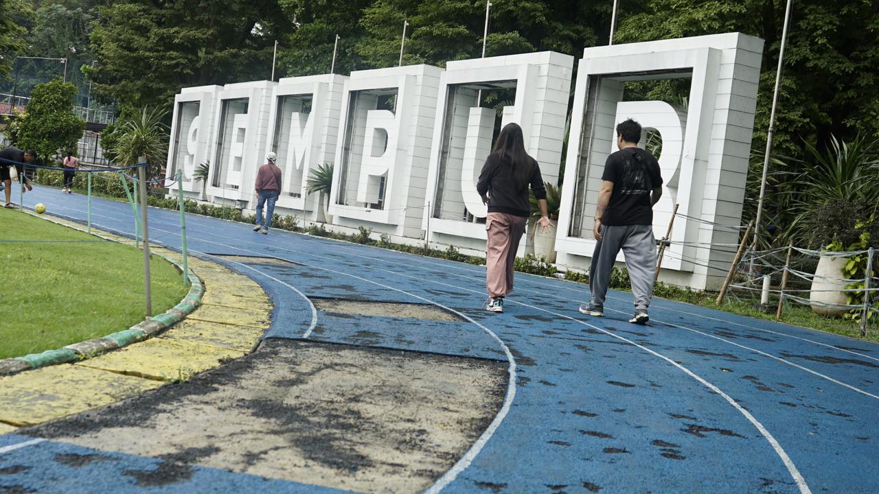Sebagian jogging trek di Lapangan Sempur, Kota Bogor, sedang dilakukan perbaikan hingga harus ditutup sampai akhir tahun 2025.