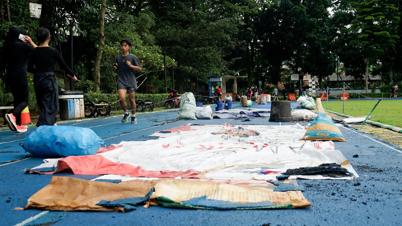 Sebagian jogging trek di Lapangan Sempur, Kota Bogor, sedang dilakukan perbaikan hingga harus ditutup sampai akhir tahun 2025.
