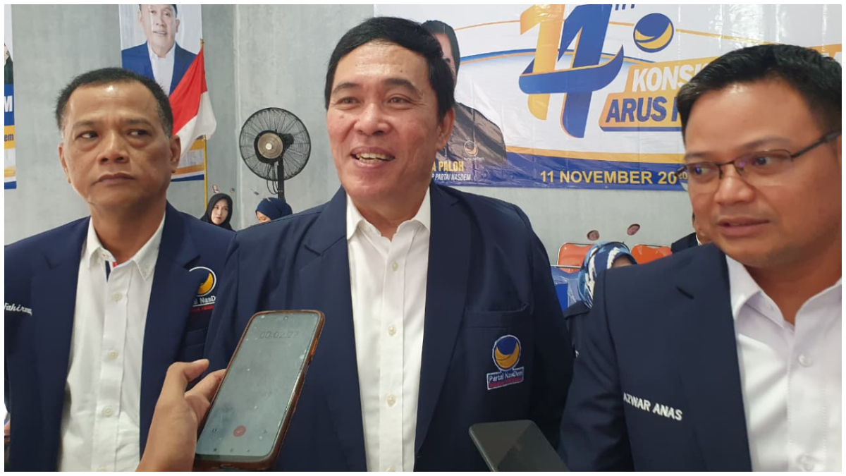 Ketua DPD NasDem Kabupaten Bogor, Kolonel (Purn) dr. Friedrich Max Rumintjap bersama anggota legislatif saat menyampaikan keterangan.