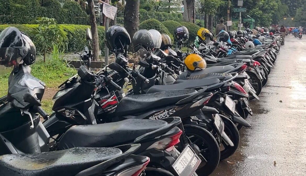 Kondisi parkir liar di bahu Jalan Abdullah Bin Nuh, Kota Bogor.