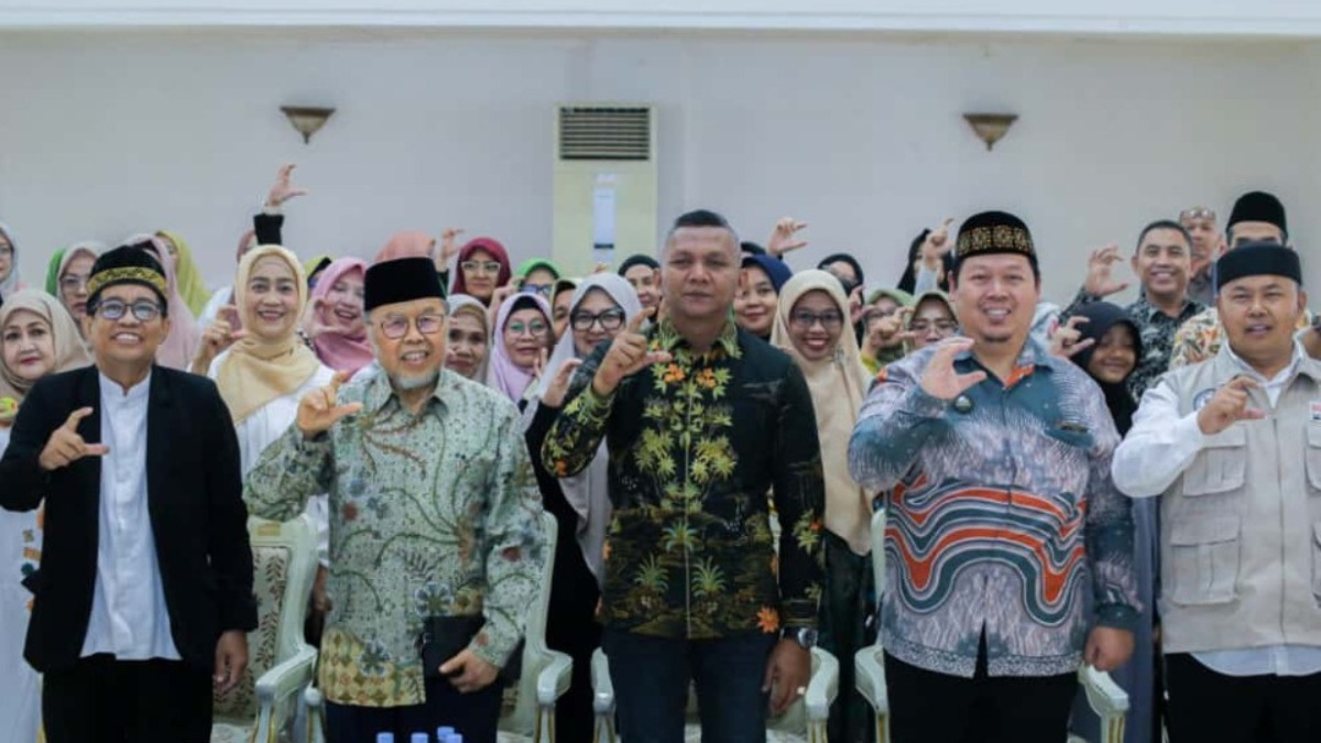 Wakil walikota Bogor Jenal Mutaqin bersama pengurus Lazis ICMI.&nbsp;