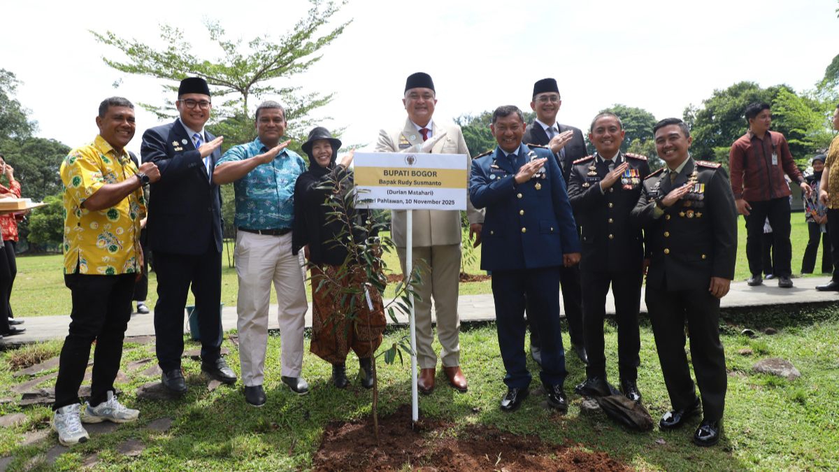 Bupati Bogor Rudy Susmanto dan Wali Kota Bogor Dedie Rachim menanam pohon di kawasan Istana Kepresidenan Bogor pada Senin (10/11/2025).