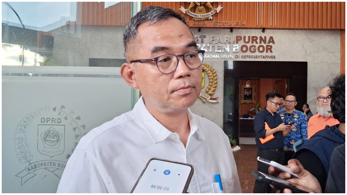 Sekda Kabupaten Bogor, Ajat Rochmat Jatnika saat memberikan keterangan kepada Radar Bogor soal evaluasi uji coba CFD ketiga di Jalan Tegar Beriman