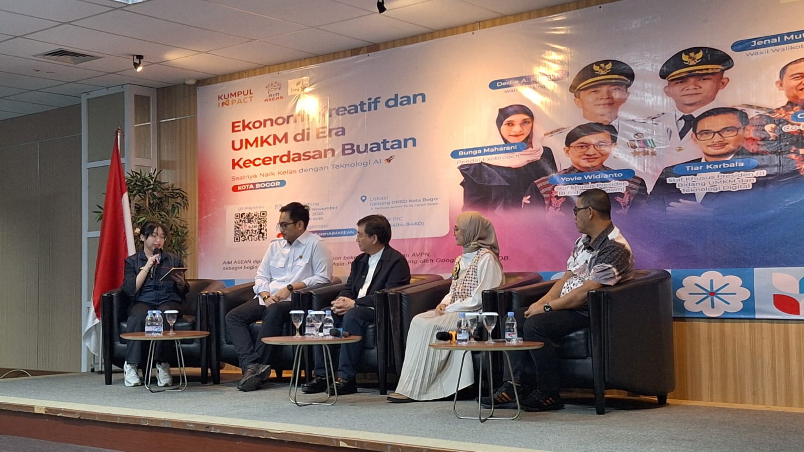 PELATIHAN: Staf Khusus Presiden RI Bidang UMKM dan Teknologi Digital Tiar Karbala saat memberikan pelatihan AIM ASEAN yang digelar selama dua hari di Gedung DPRD Kota Bogor.