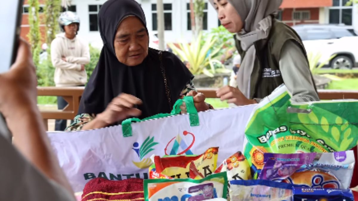 Ilustrasi pembagian bansos beras dan minyak goreng.