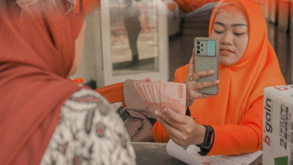Ilustrasi: Penyaluran bantuan sosial (bansos) kepada para penerima manfaat atau KPM.