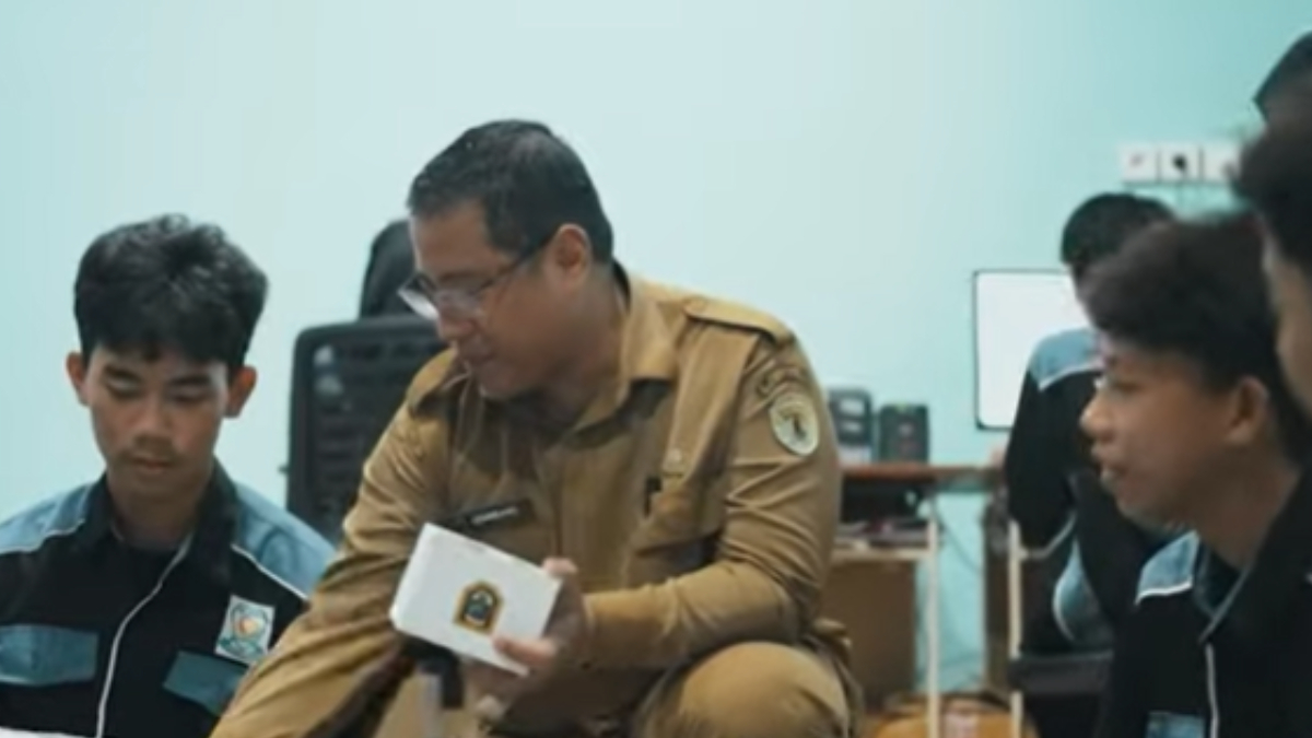 Ilustrasi: Guru saat melakukan kegiatan di sekolah.