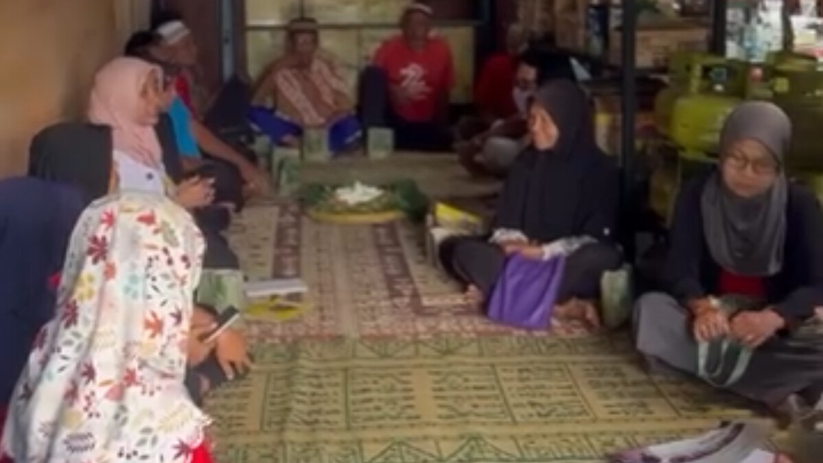 Pendamping PKH menginformasikan soal pennyaluran bansos ke KPM.