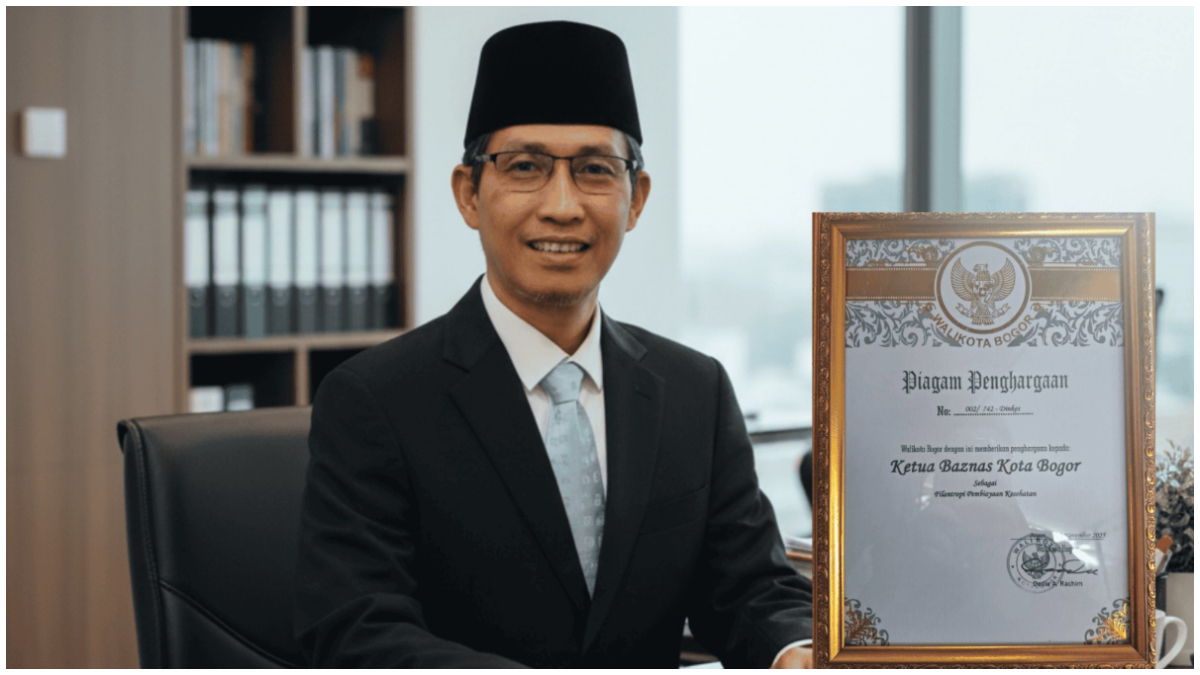 Ketua Baznas Kota Bogor Subhan Murtadla bersama Piagam Penghargaan Filantropi Kesehatan&nbsp;