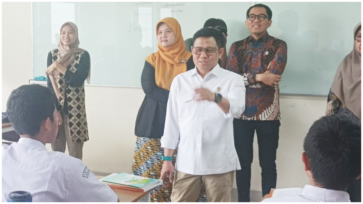 Menko PM Cak Imin saat meninjau kegiatan belajar di SMK-SMAK Bogor.