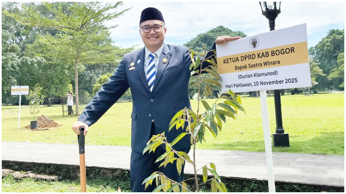 Ketua DPRD Kabupaten Bogor Sastra Winara pada kegiatan penanaman pohon di Istana Bogor.