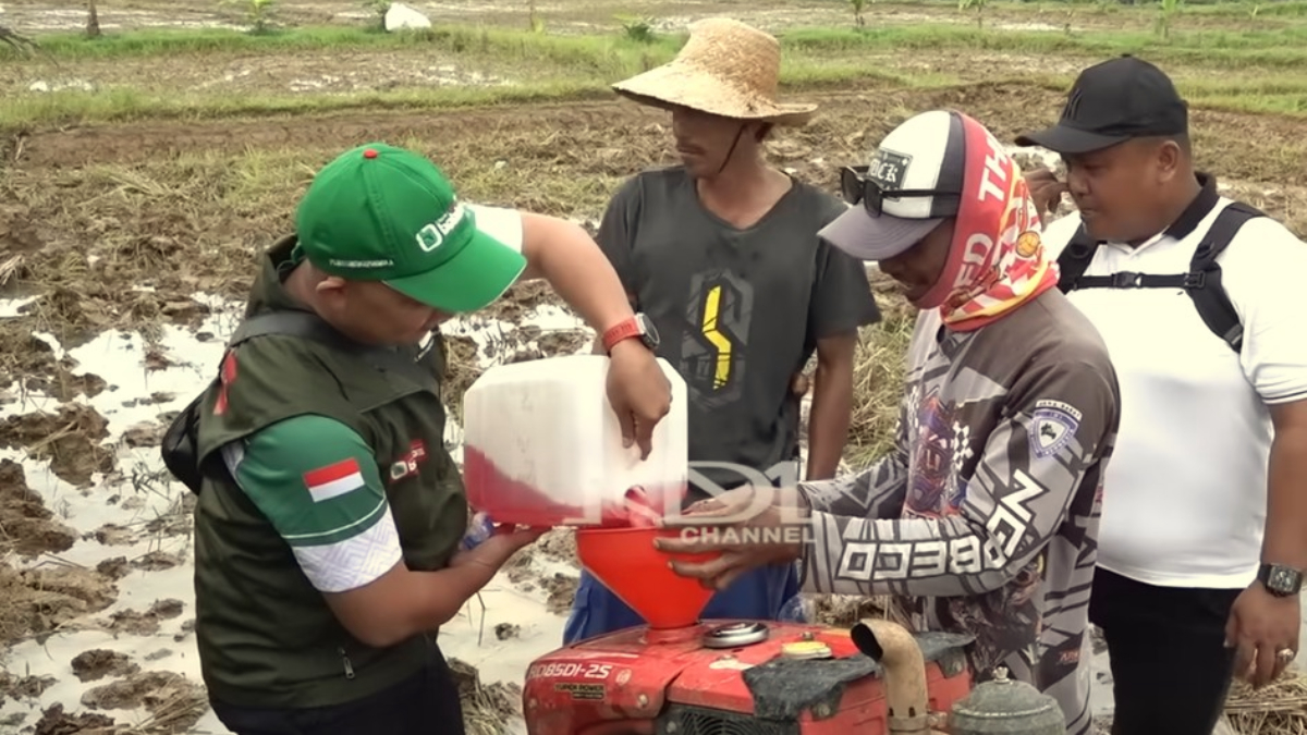 Di hadapan Gubernur Jawa Barat, Bobibos diujicoba pada traktor di Lembur Pakuan.