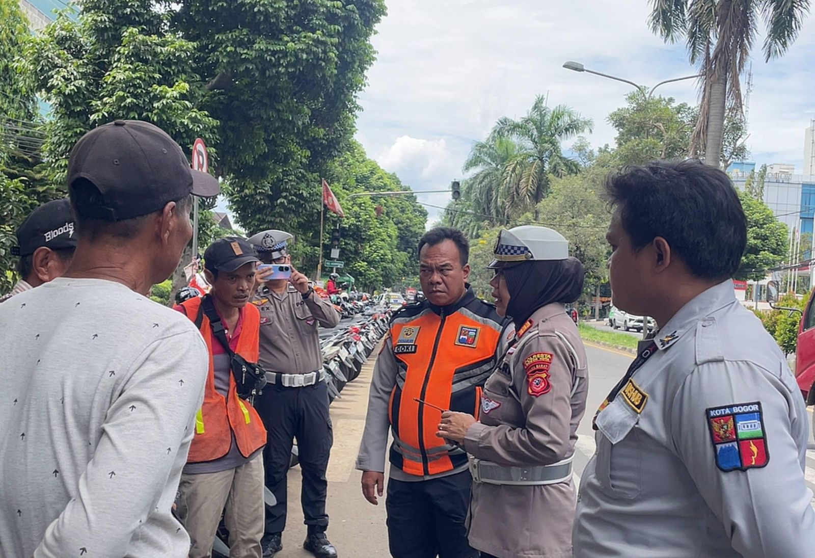 Petugas gabungan saat melakukn penindakan parkir liar di Jalan Abdullah Bin Nuh, Kota Bogor.