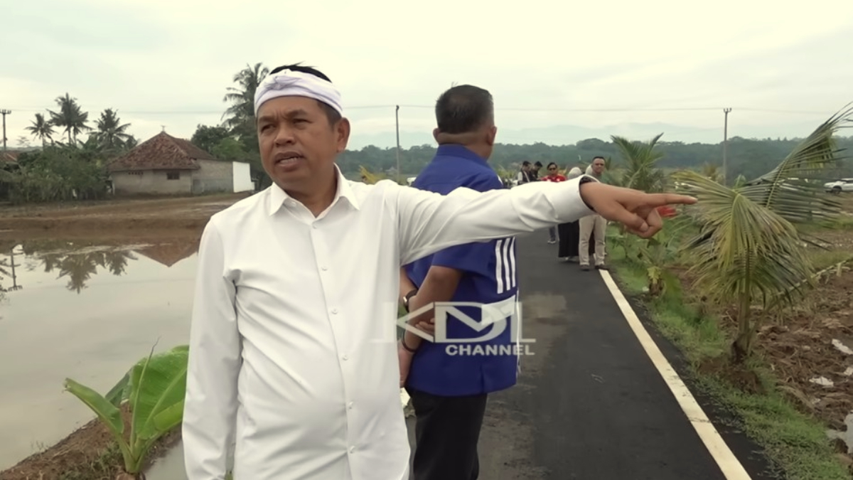 Gubernur Jawa Barat, Dedi Mulyadi mengarahkan stafnya untuk mencoba Bobibos pada traktor di Lembur Pakuan.
