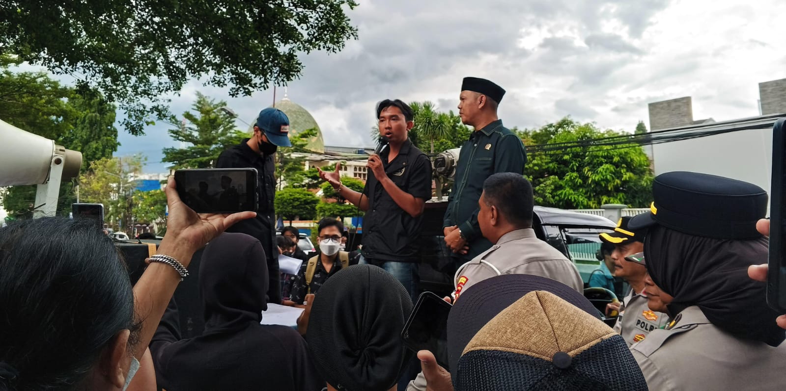 Puluhan massa yang tergabung dalam Garda Revolusi Mahasiswa Bogor (GRMB) menggeruduk kantor DPRD Kota Bogor.