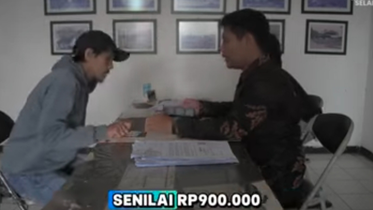 Ilustrasi petugas pos menyerahkan dana bansos ke KPM