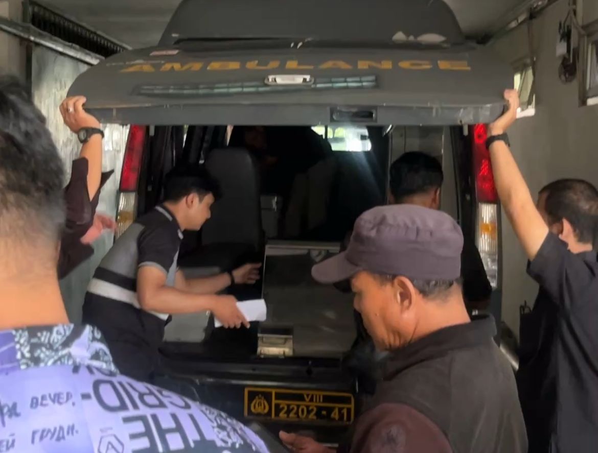 Mobil ambulance yang akan mengantar jenazah korban bentrokan untuk akan dibawa ke RS Polri Kramat Jati, Jakarta.
