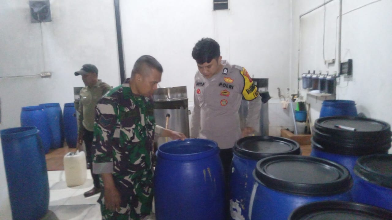 Aparat gabungan melakukan sidak ke sebuah pabrik pembuatan alkohol jenis ciu di Kampung Sukamanah, Desa Tamansari, Kecamatan Rumpin.