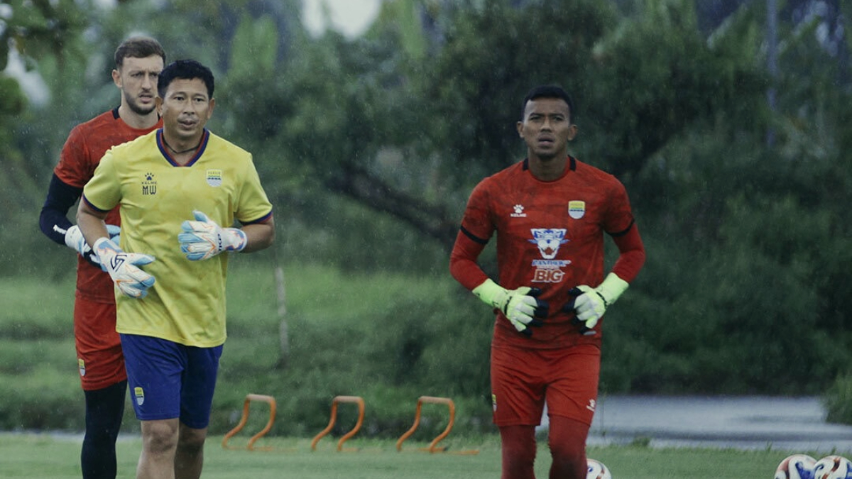 Para pemain Persib Bandung berlatih di lapangan pendamping Stadion GBLA.