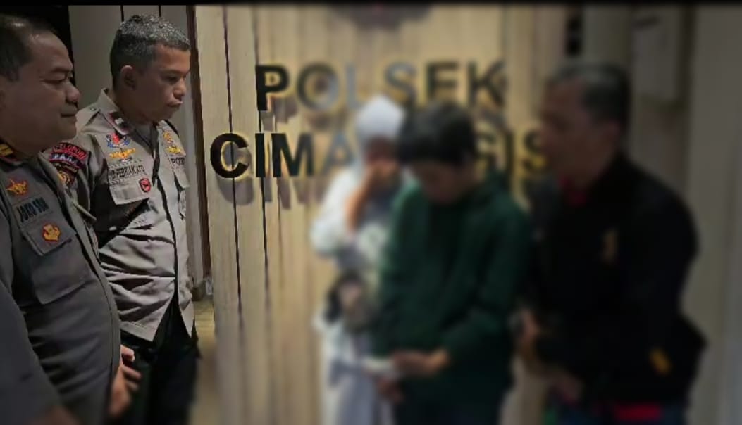 Seorang pemuda diduga depresi nekat naik ke atas truk box kontainer di Jalan Raya Jakarta Bogor.