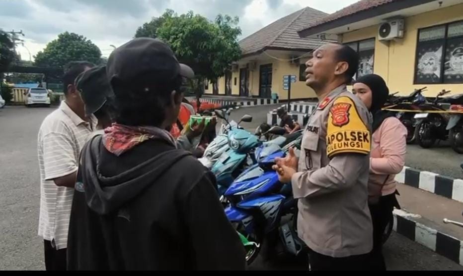Razia balap liar berakhir dengan kegiatan bersedekah di Mapolsek Cileungsi, Kabupaten Bogor.