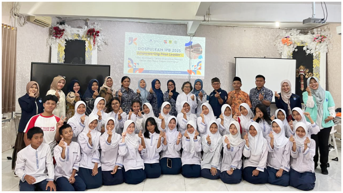 Tim Dospulkam IPB University bersama siswa siswi SMPN 15 Kota Bogor