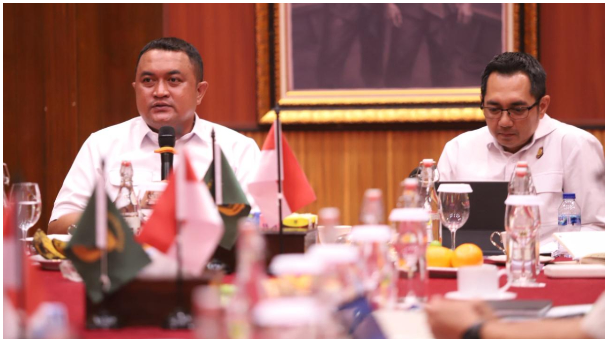 Bupati Bogor saat menggelar rapat ekspose progres percepatan pembangunan dapur SPPG untuk MBG.