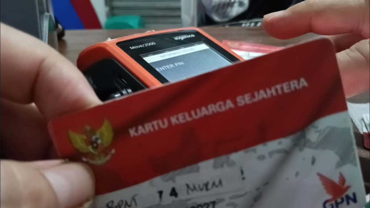 Ilustrasi pengecekan saldo bansos PKH BPNT menggunakan kartu KKS&nbsp;