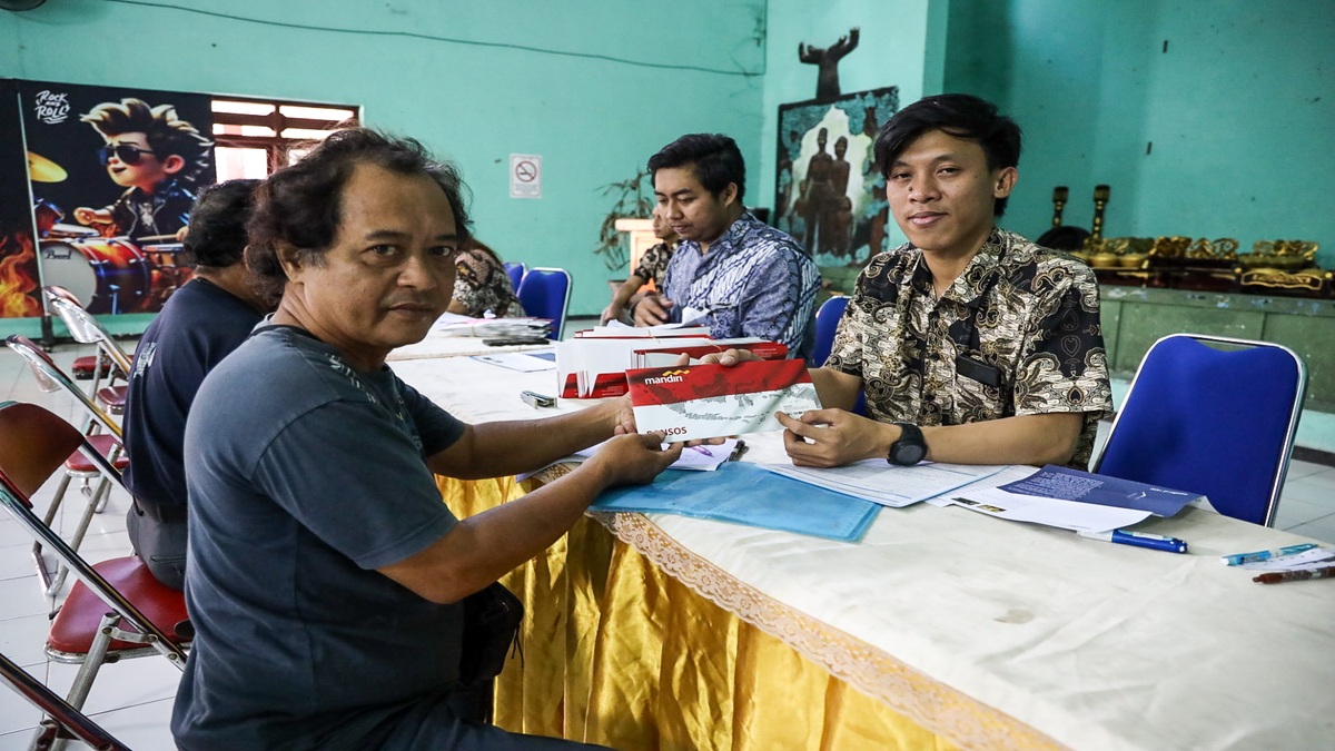 Pembagian KKS susulan kepada KPM bansos.