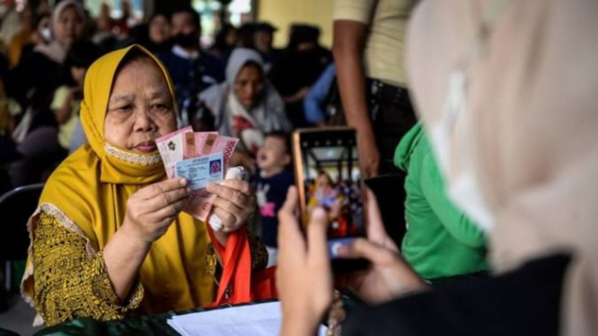 Ilustrasi pencairan bansos BPNT dan BLT Kesra yang cair bulan November tahun 2025.