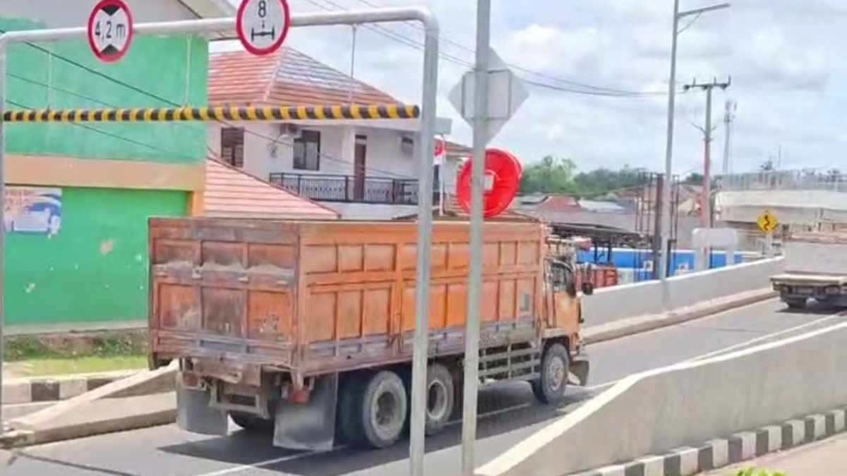 Flyover Soebianto di Tenjo, Kabupaten Bogor saat dilintasi truk tronton.&nbsp;