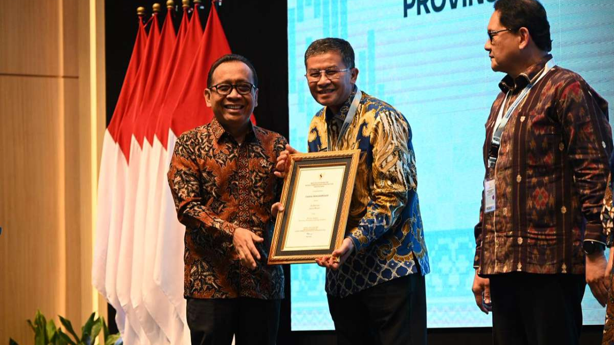 Pemberian penghargaan kepada Jawa Barat sebagai Provinsi dengan penurunan prevalensi stunting terbaik I dari Kemenko PMK dan diterima oleh Wakil Gubernur Jawa Barat Erwan Setiaw
