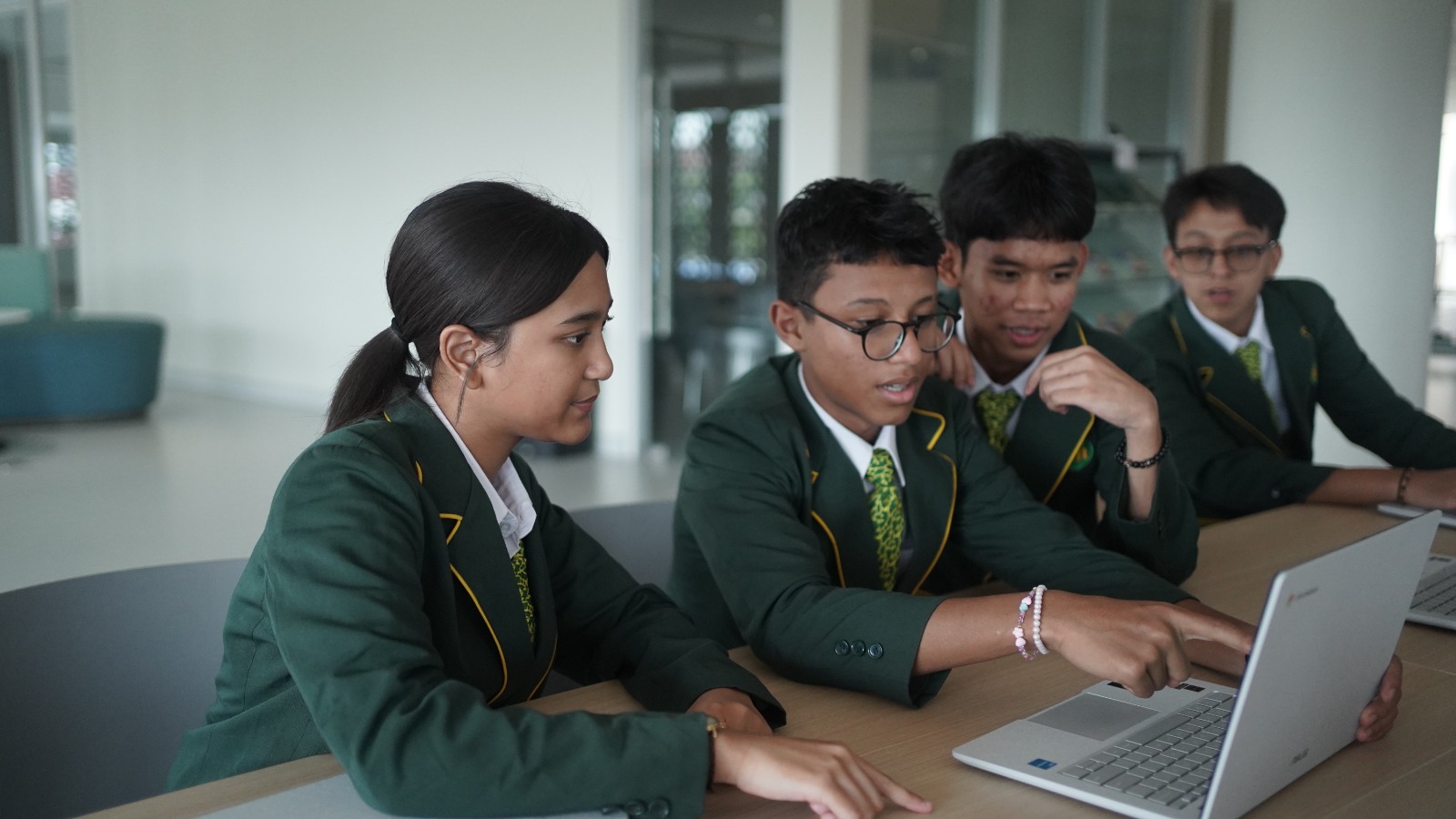 Siswa dan siswi Sekolah Bakti Mulya 400 Cibubur saat kegiatan pembelajaran.