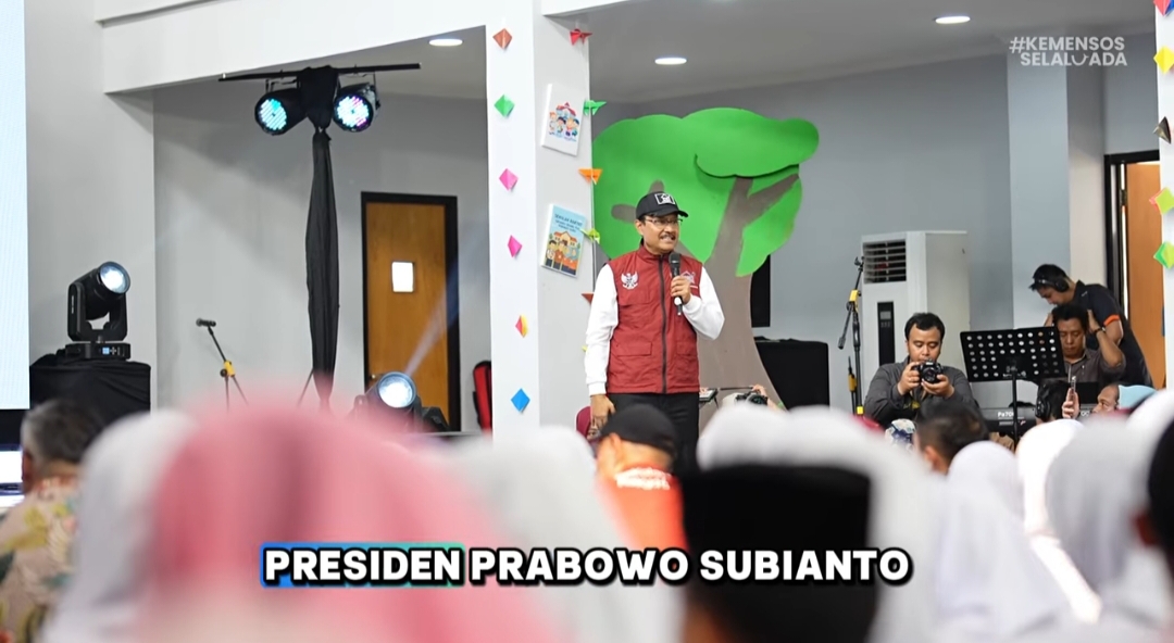 Ilustrasi Mensos memberikan arahan ke penerima bansos