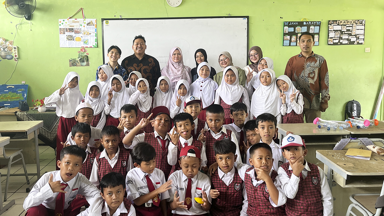 Tim Hibah PKM Unida Bogor melatih guru.