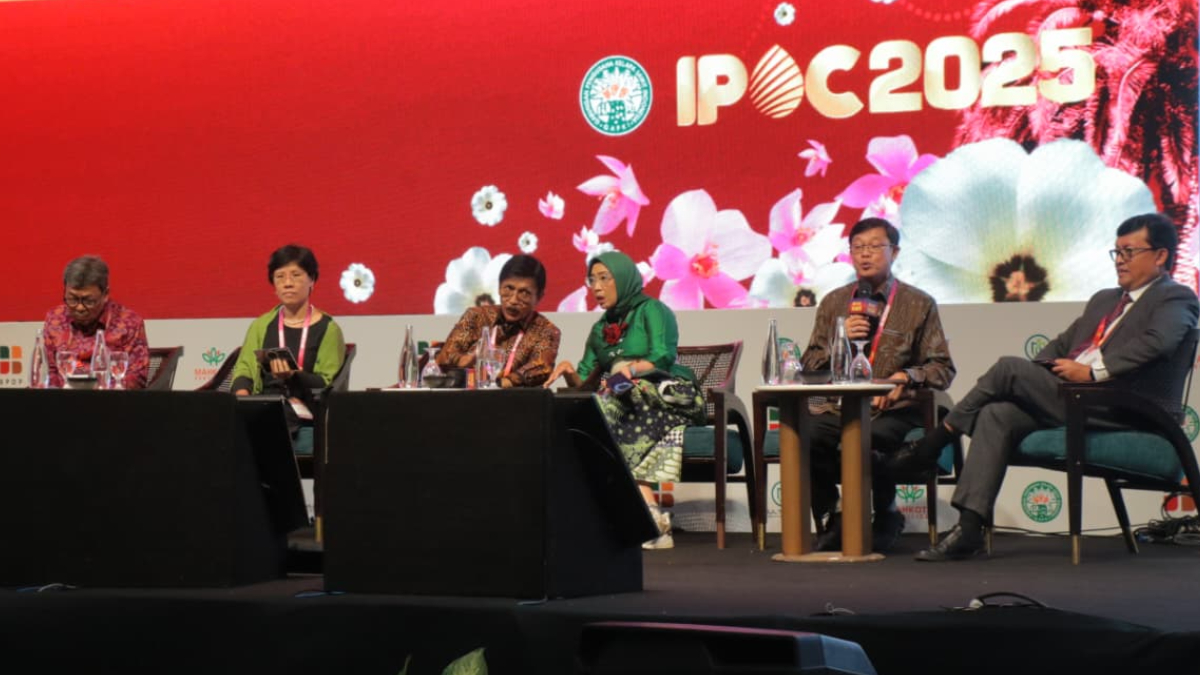 Dirjen EBTKE Kementerian ESDM Eniya Listiyani Dewi (jilbab hijau) saat menjadi pembicara di IPOC 2025.