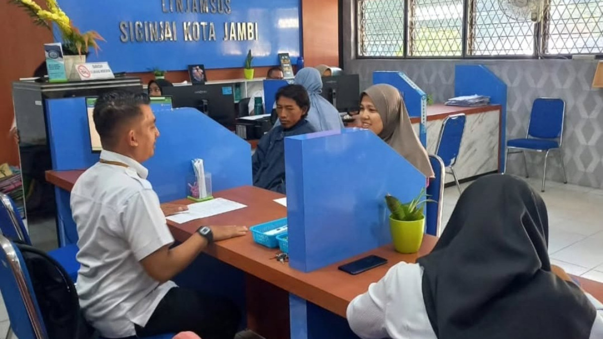 Ilustrasi pendamping sosial menerima aduan dari KPM bansos BLT Kesra.