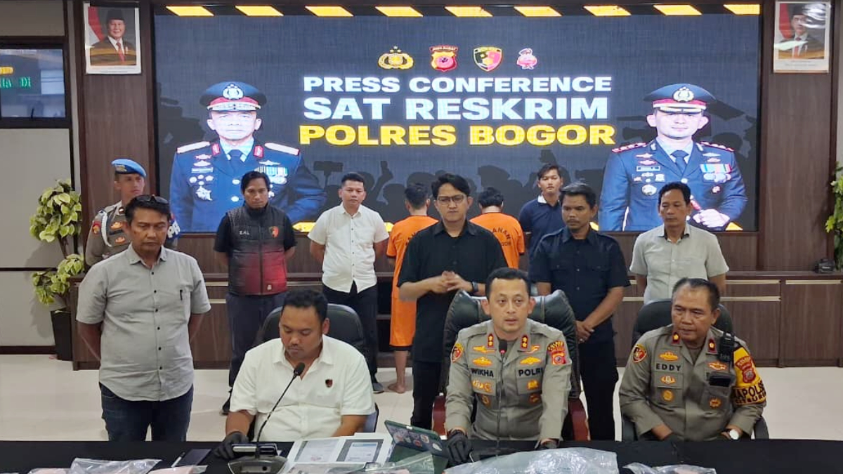 Kapolres Bogor AKBP Wikha Ardilestanto (tengah) saat konferensi pers kasus meninggalnya sopir taksi online di Mapolres Bogor, Kamis, 13 November 2025.