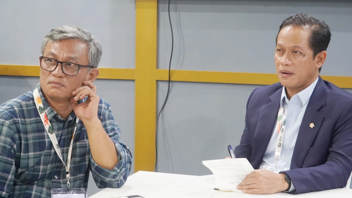 Menteri Lingkungan Hidup&nbsp;RI Hanif Faisol Nurofiq (kanan) memimpin dialog terbuka bersama puluhan organisasi lingkungan, komunitas masyarakat, dan lembaga pembangunan berkelanjutan.